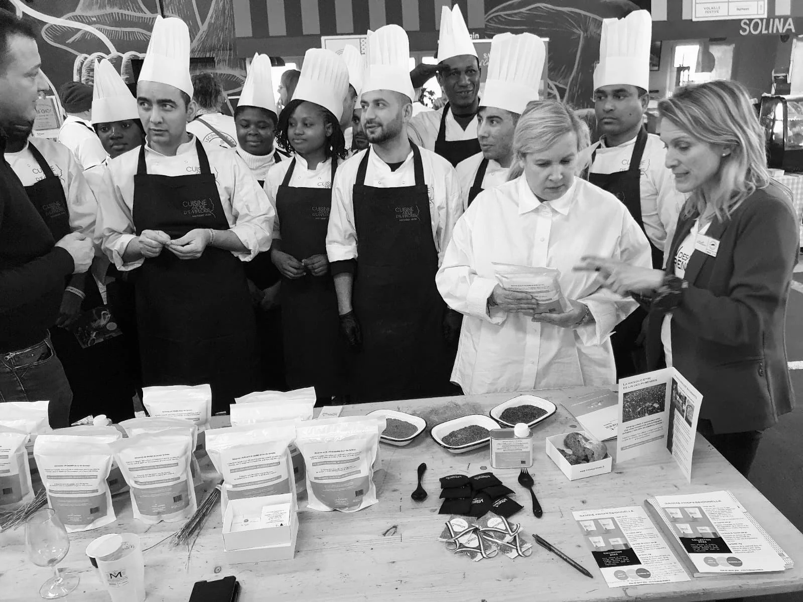 Une brigade de chefs autour de la table de dégustation Lin des Pyrénées