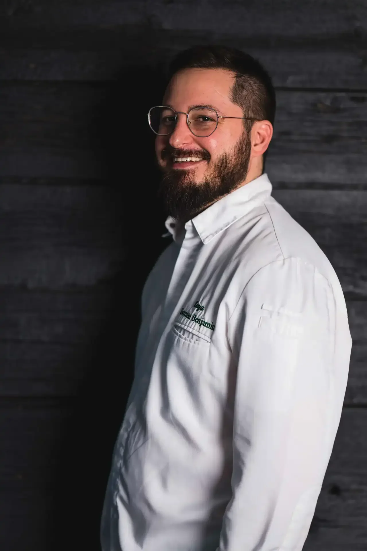 Le chef Benjamin Torrezan en veste blanche