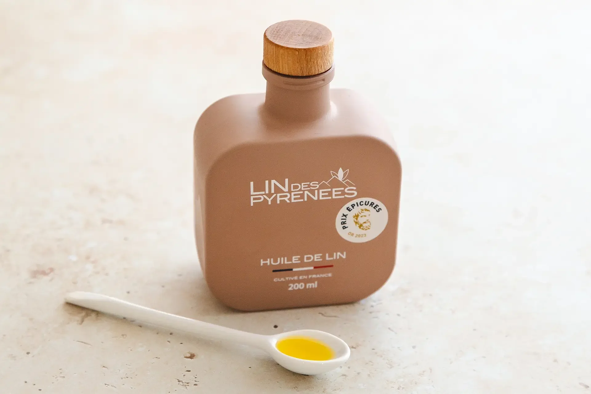 Une bouteille d'huile de lin Lin des Pyrénées