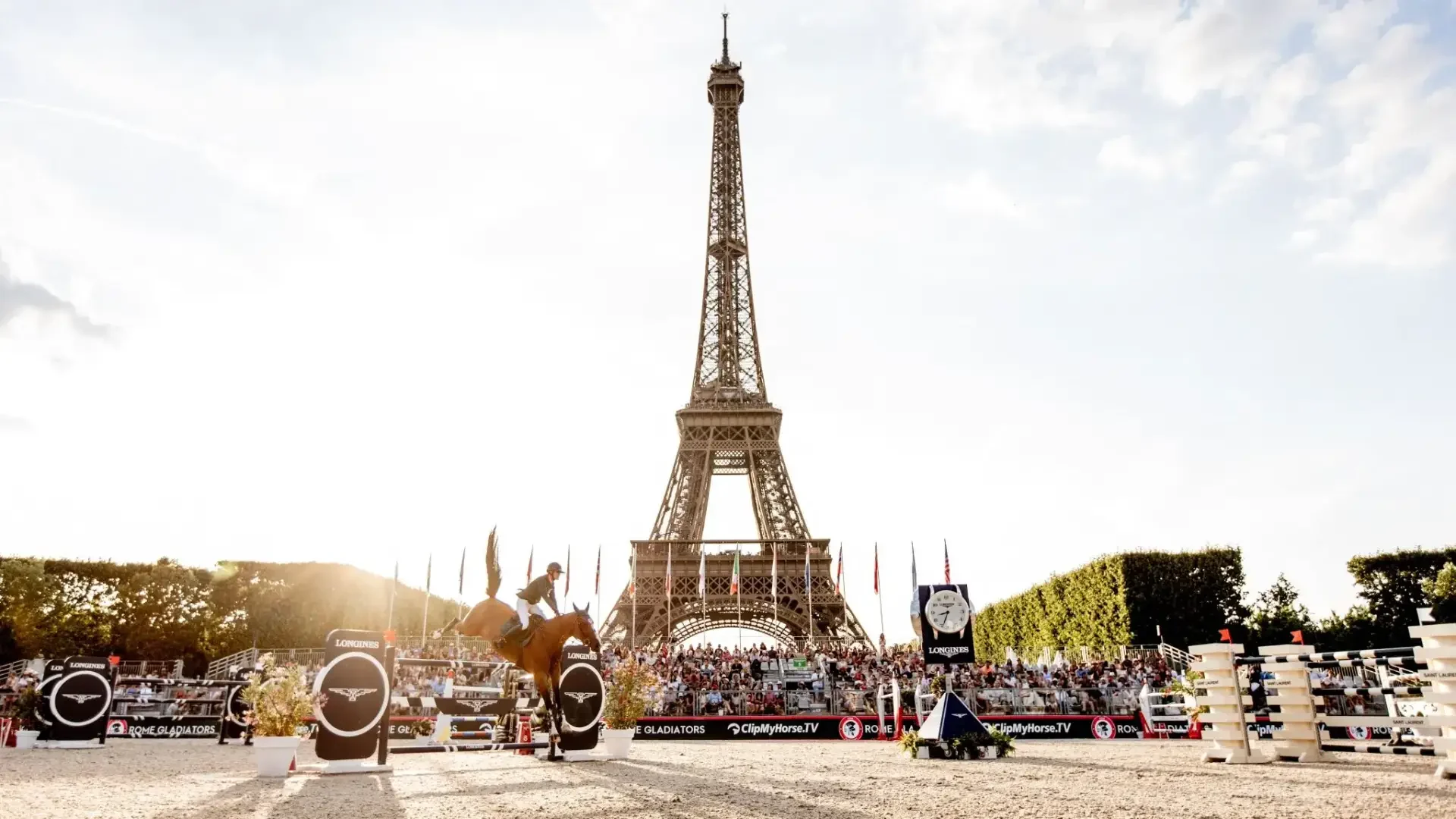 La tour Eiffel et la piste du Paris Jumping