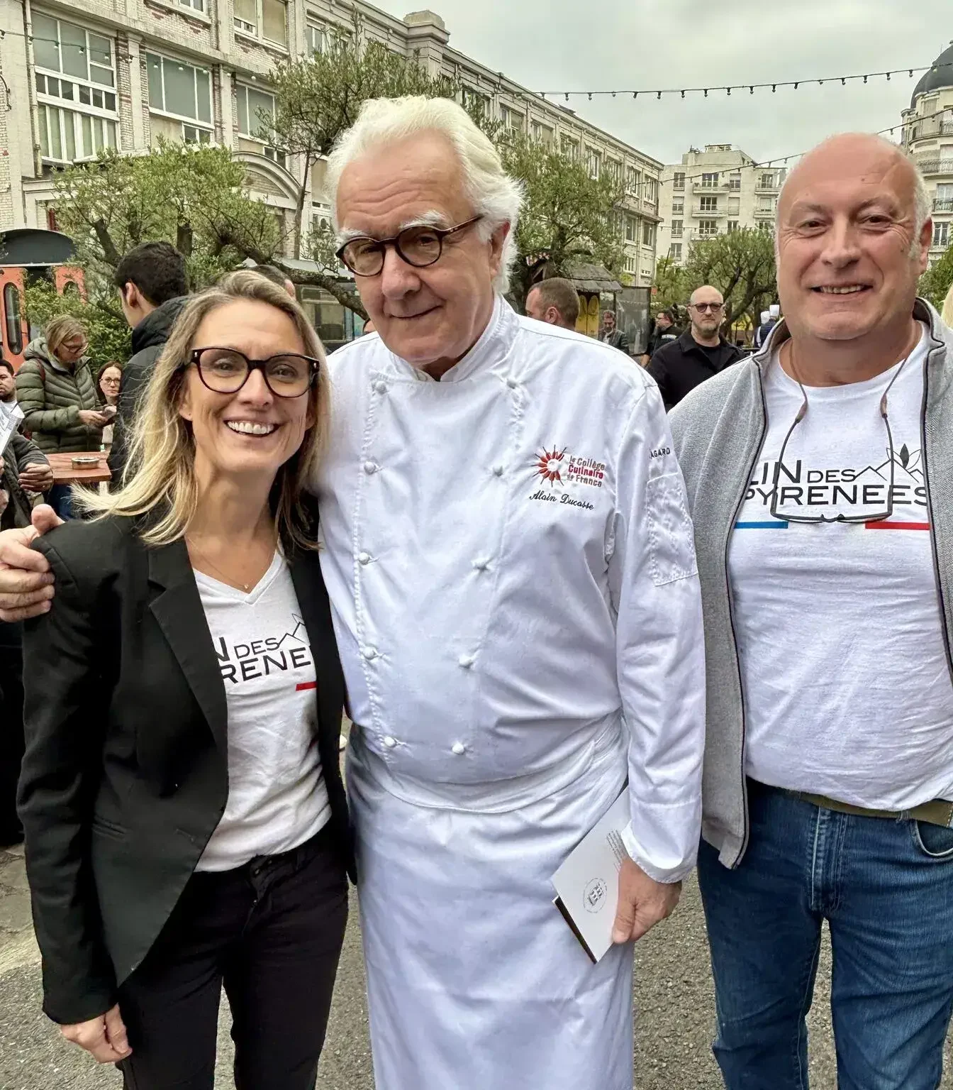 L'équipe de Lin des Pyrénées aux côtés d'un chef