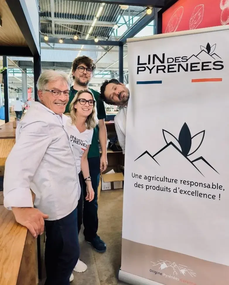 L'équipe de Lin des Pyrénées sur son stand au Salon de l'Agriculture