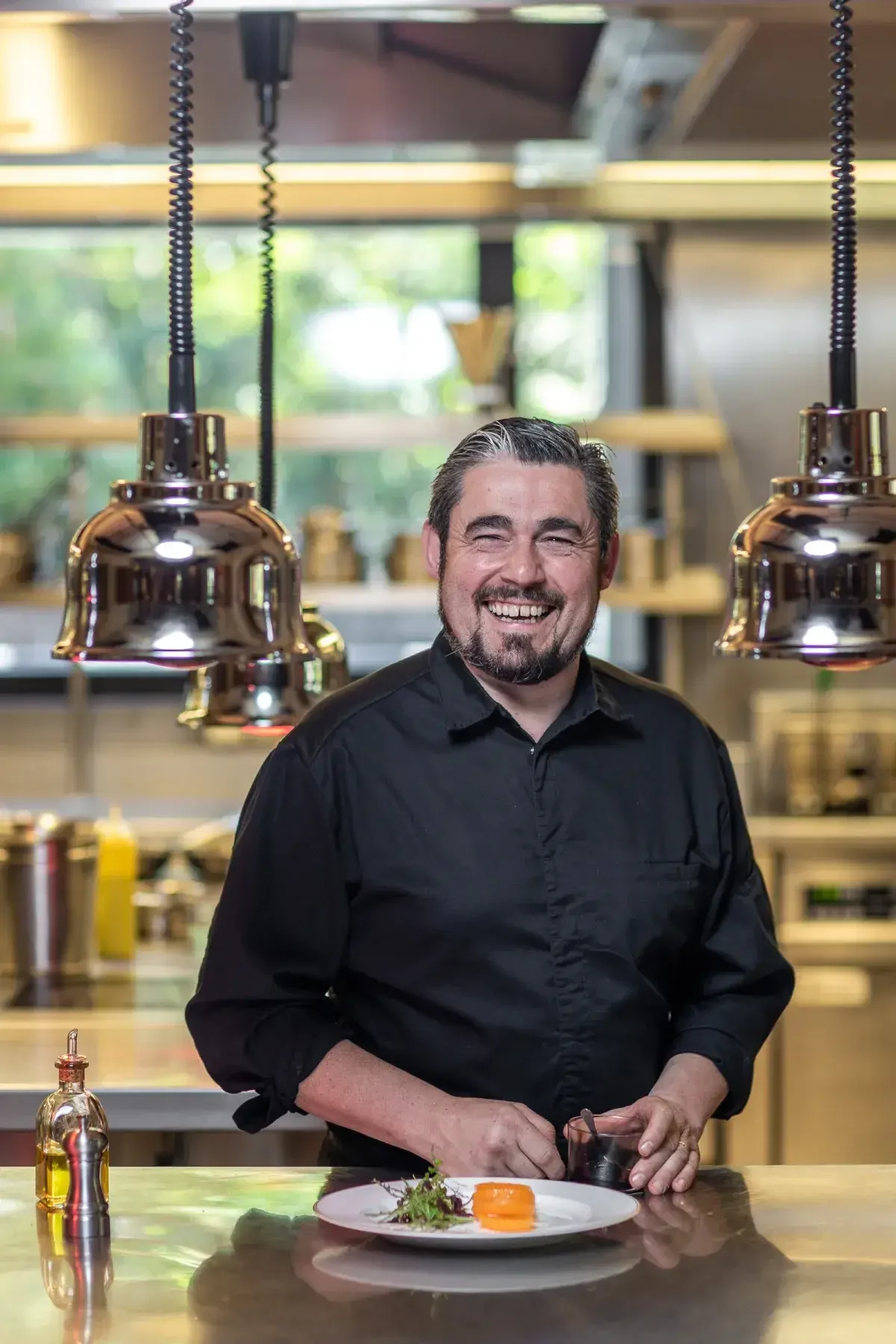 Le chef Stéphane Carrade en cuisine