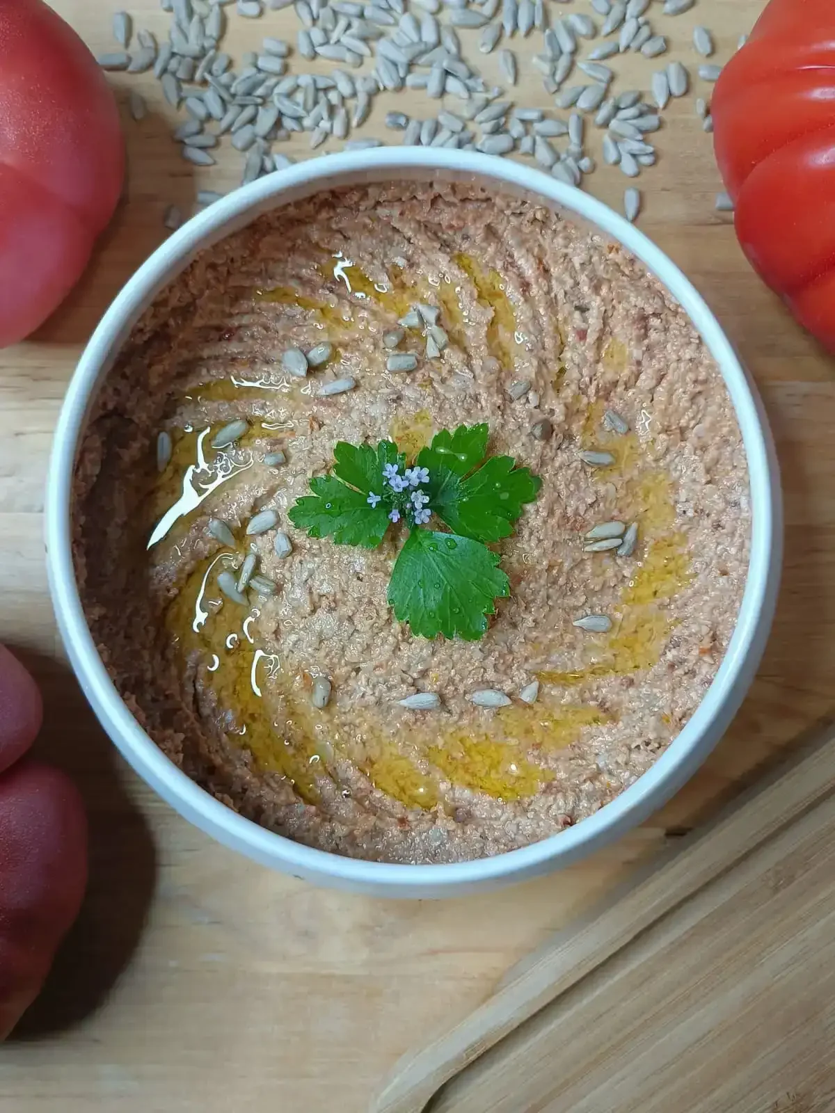 Tartinade aux tomates confites, huile de lin et graines de tournesol
